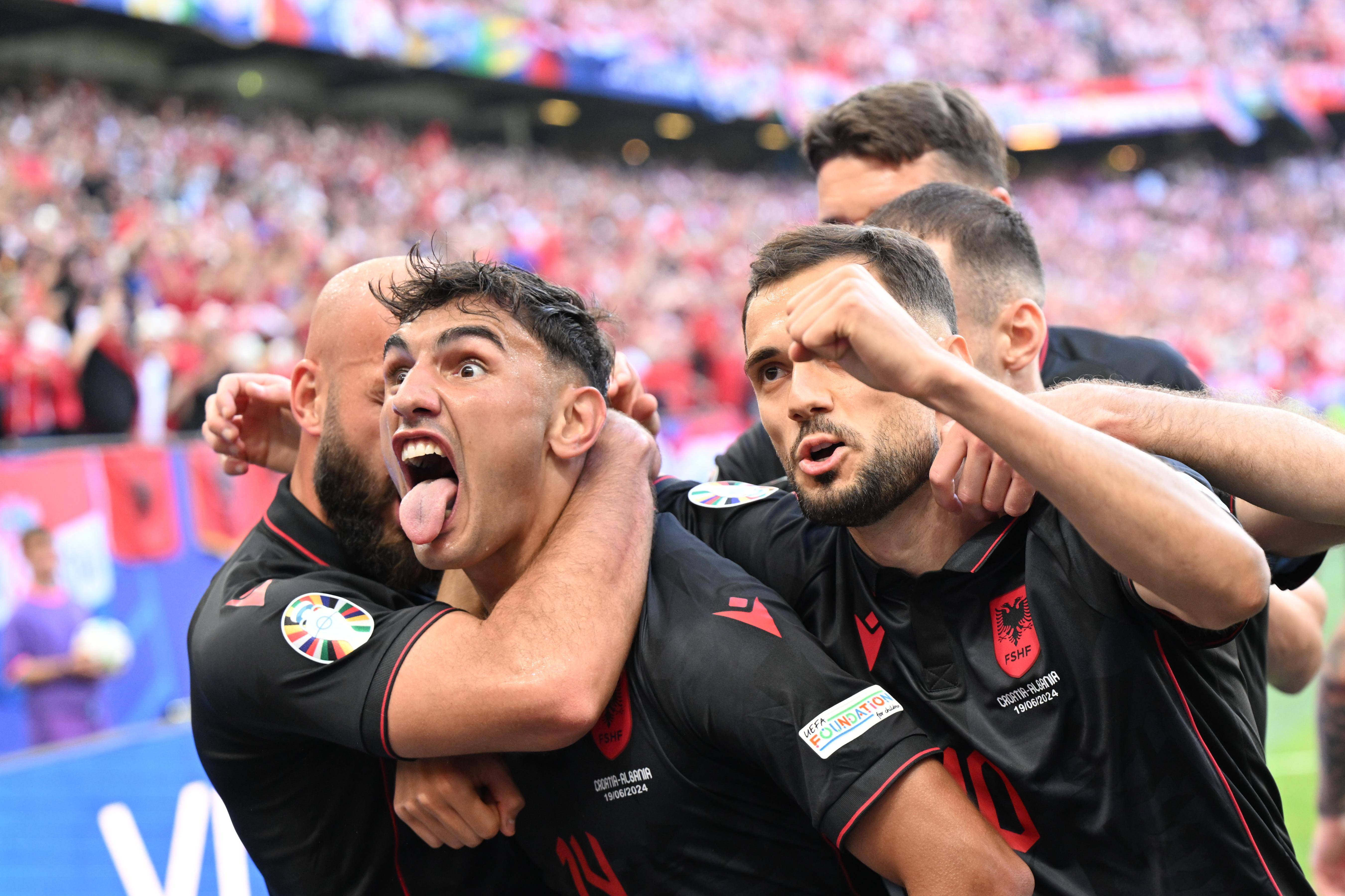 包含克罗地亚客场击败斯洛伐克，继续排名第一的词条