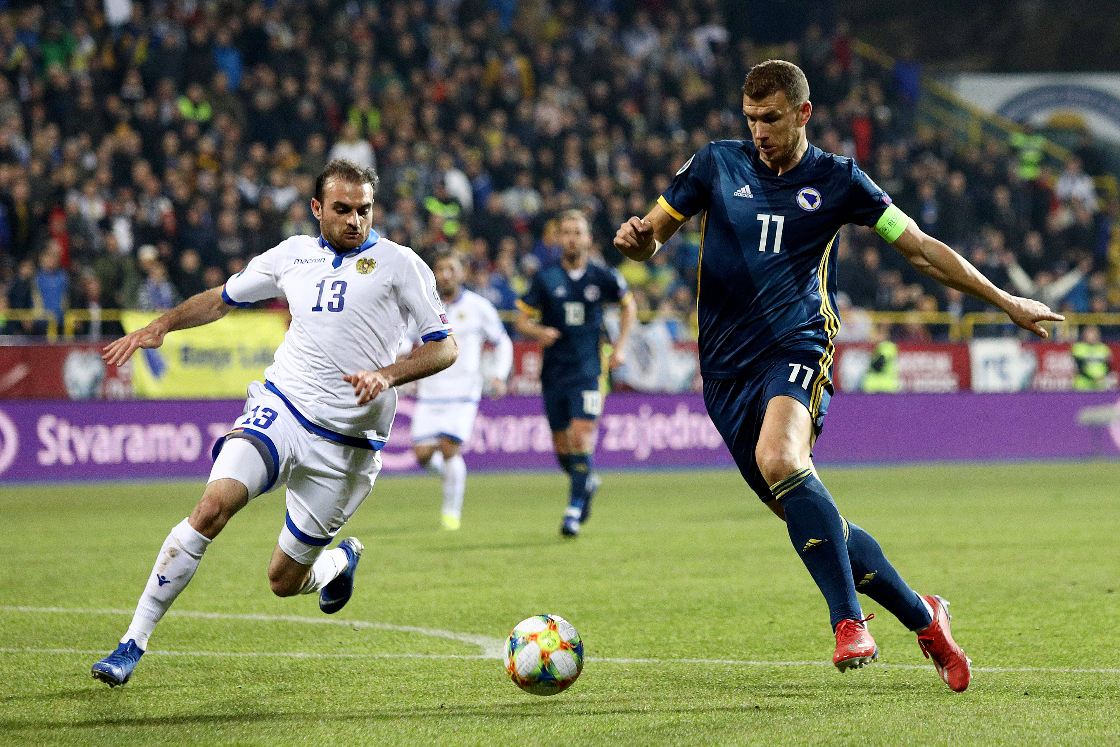 开云体育官网-欧国联比赛中意外发生，引发球迷围观