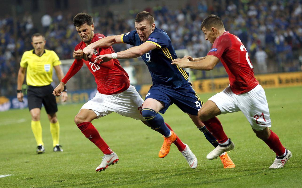 欧国联比赛中意外发生,引发球迷围观 欧国联比赛中意外发生,引发球迷围观