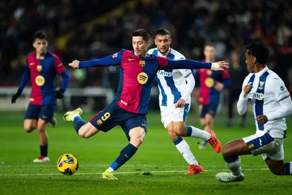 开云体育APP下载-欧冠赛场纷乱不停强队碰撞，胜者脱颖而出的简单介绍