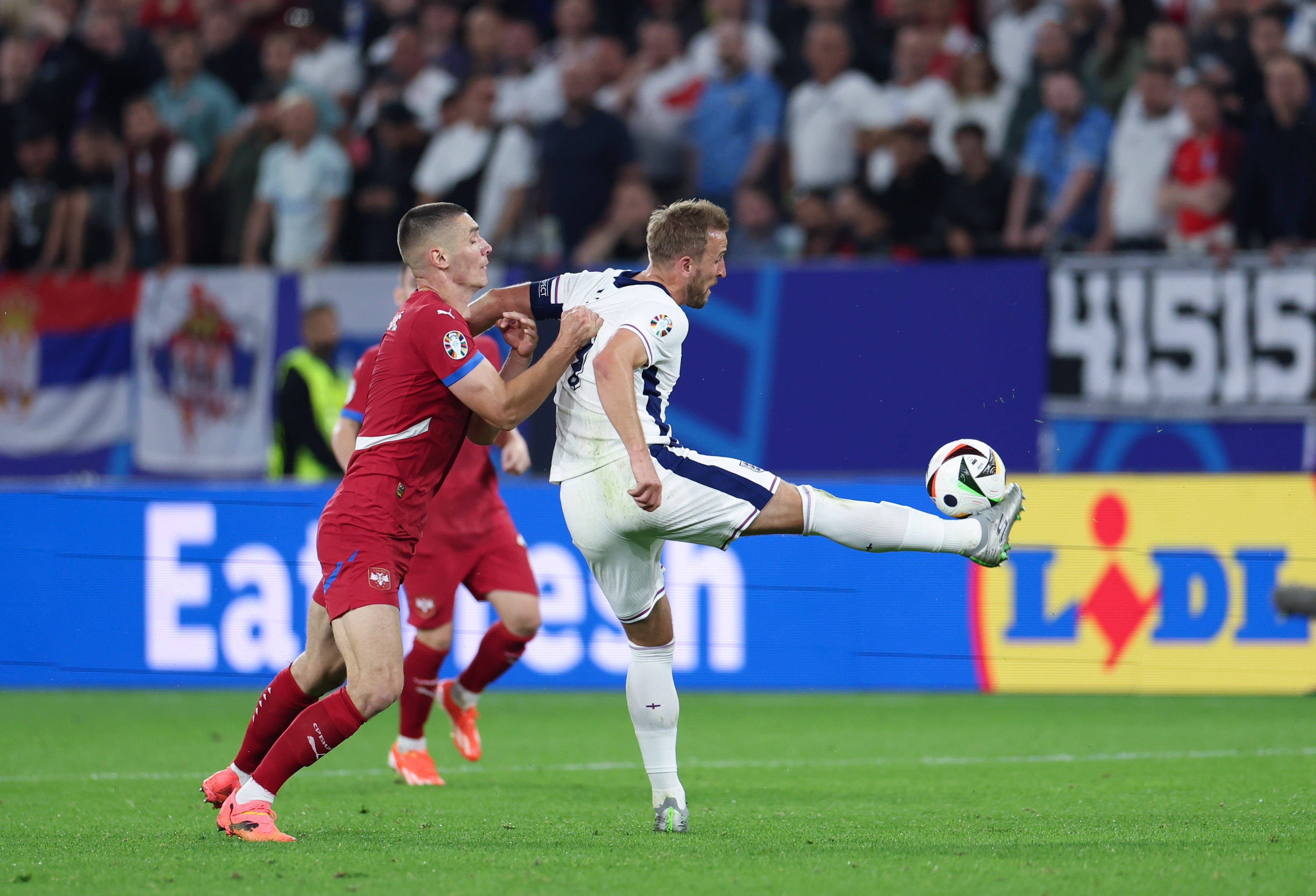 包含塞维利亚球队势不可挡，连续战胜对手的词条