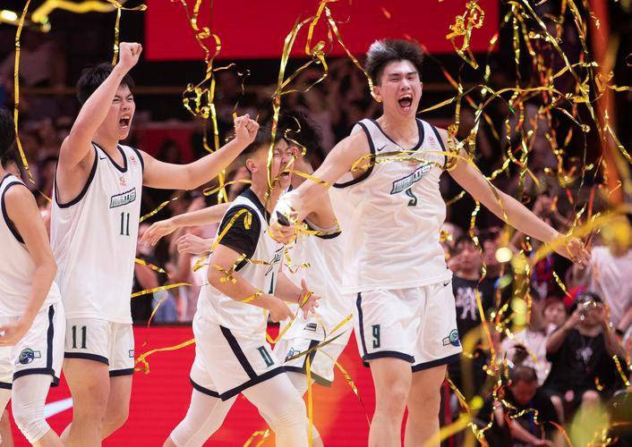 一场惊心动魄的篮球比赛点燃球迷激情的简单介绍