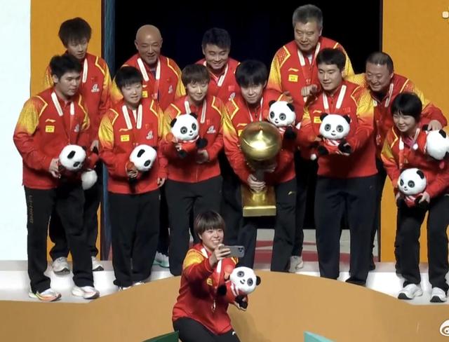 球队荣耀夺冠,球员欢庆胜利时刻 球队荣耀夺冠,球员欢庆胜利时刻