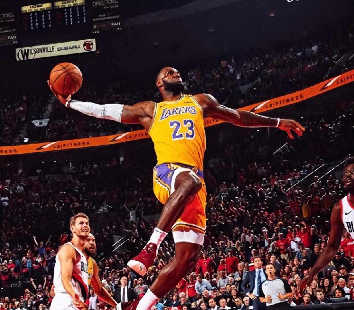 包含NBA全明星周末：詹姆斯获奖成焦点的词条