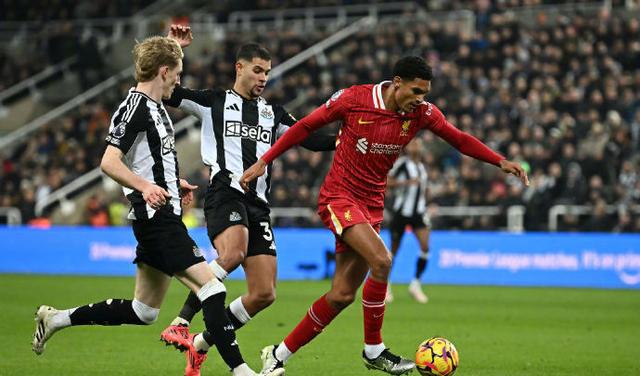 包含足球界一场惊心动魄的较量令观众心潮澎湃的词条