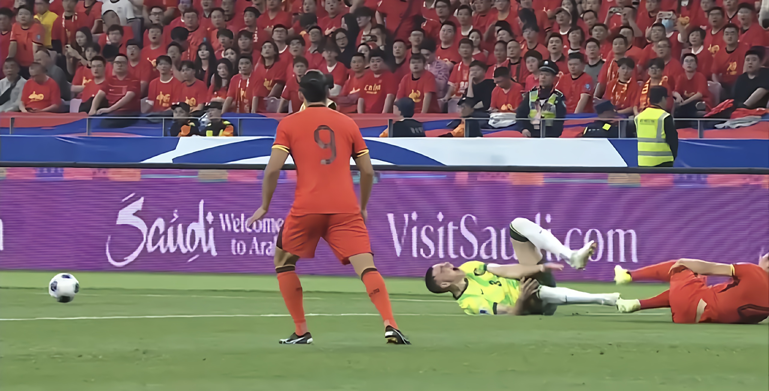 包含王牌前锋受伤退出比赛，球队整体实力受损的词条