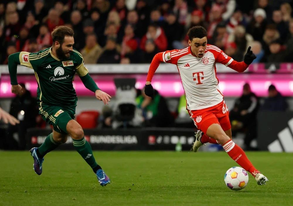 包含拜仁大胜晋级欧冠八强团队表现亮眼的词条