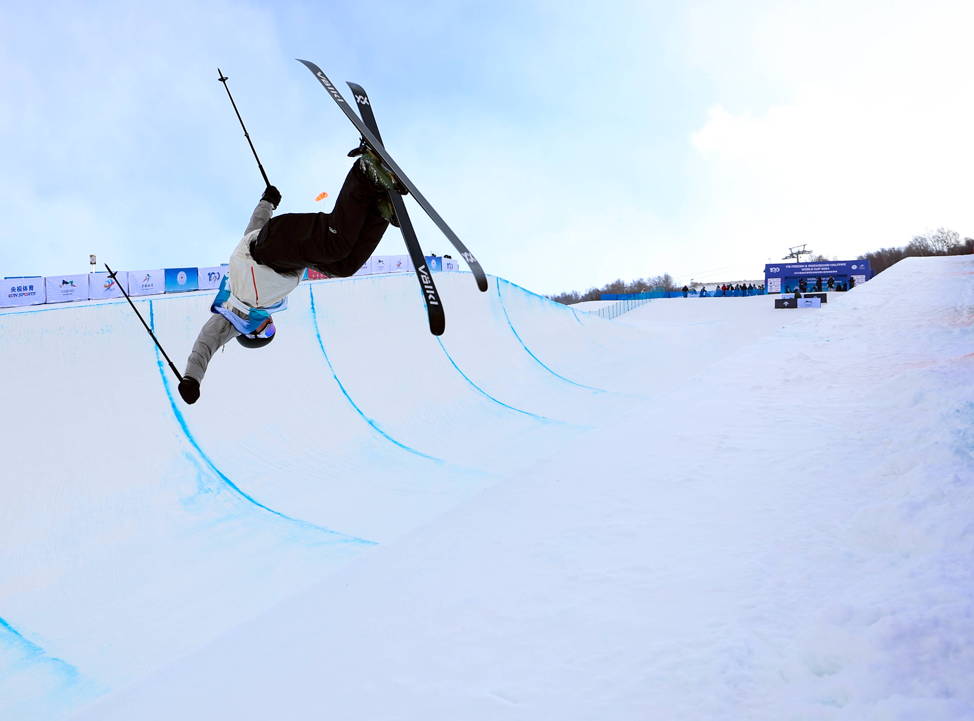 滑雪速度冠军:瑞士名将勇夺冠军 滑雪速度冠军:瑞士名将勇夺冠军