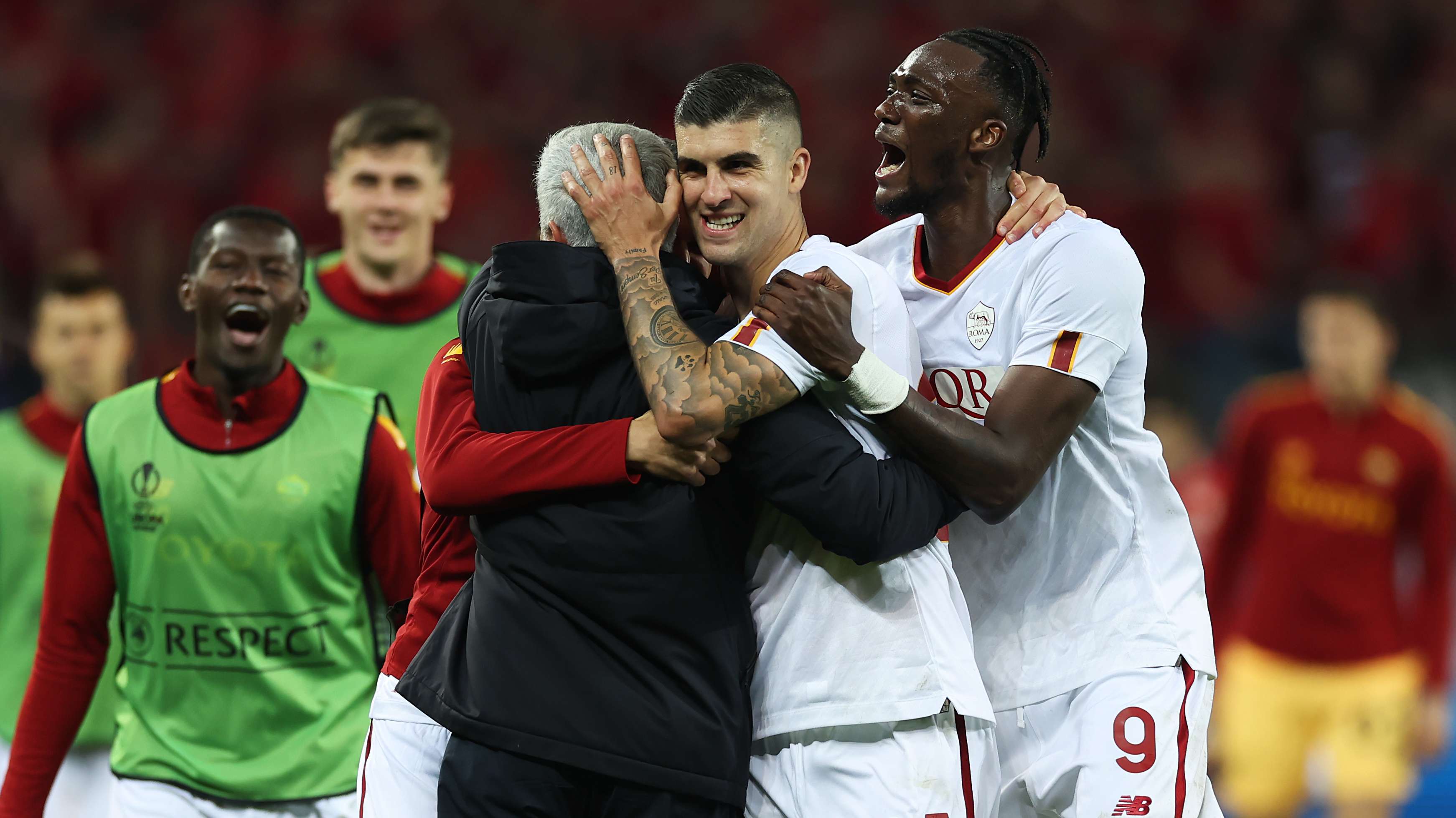 罗马中后卫连续传球出色,为球队组织攻势 罗马中后卫连续传球出色,为球队组织攻势