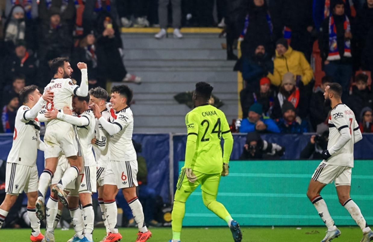 包含拉齐奥客场两球击败对手，领跑积分榜的词条