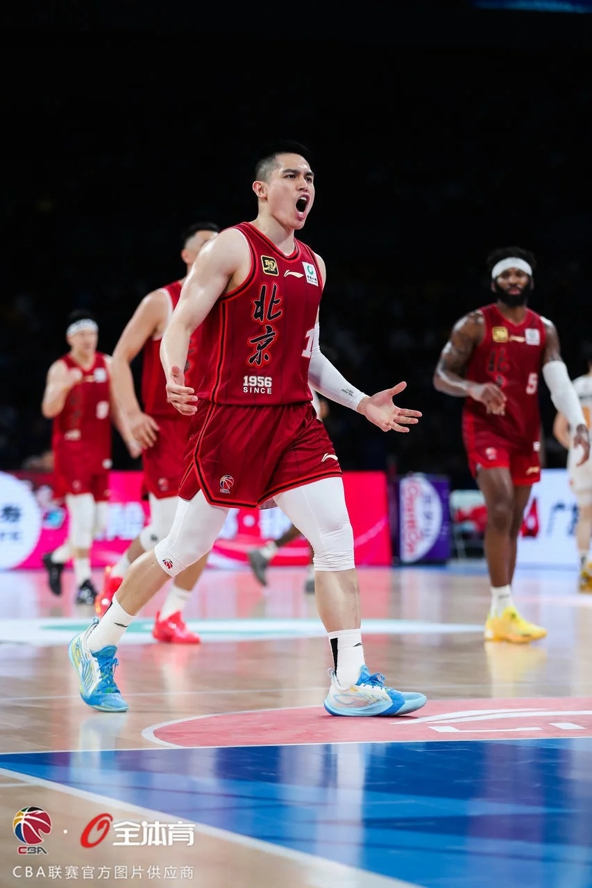 国王横扫北京队，霍勒迪点燃赛场