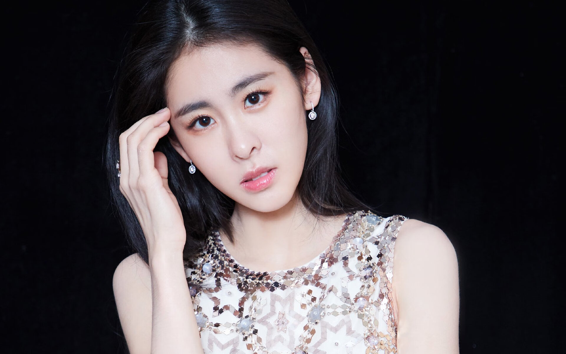 开云体育APP下载-文班亚马，当聚光灯亮起时，他化身擎天巨柱